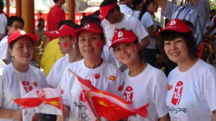 2008奧運(yùn)火炬在蘭州傳遞，歐米茄中國區(qū)副總裁Carlos先生是第8號火炬手，蘭州巍雅斯員工啦啦隊(duì)為奧運(yùn)加油