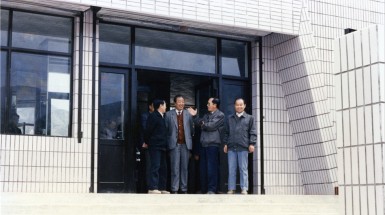  1992年9月30日，時任我省省長賈志杰、副省長李萍、定西地委書記張國維、臨洮縣副縣長魏家農(nóng)視察巍雅斯總部.